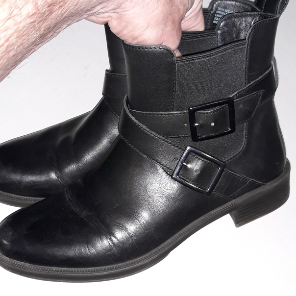 Umberto Raffini black leather buckle ankle boots. Size 6.5 - Picture 10 of 12